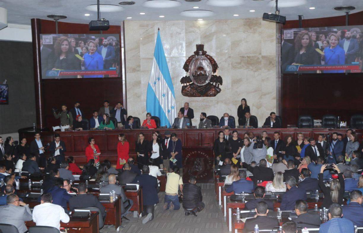 Con la nueva elección, Libre, cuyo coordinador general es el exgobernante Manuel Zelaya, quien además es asesor de la presidenta Xiomara Castro, no tendrá mayoría en el Supremo.