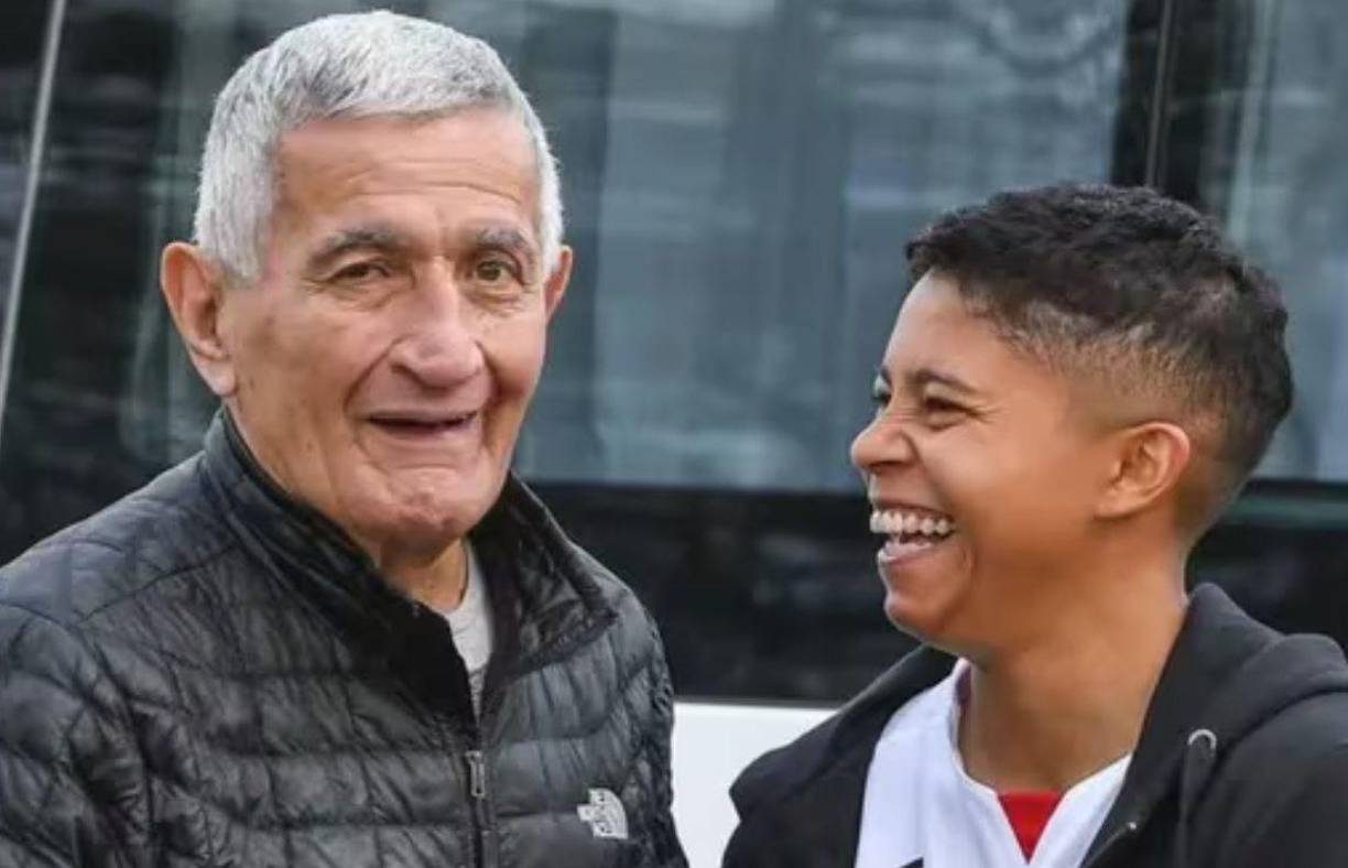 Joven futbolista ha generado revuelo mundial tras anunciar relación sentimental con padre de un crack argentino.