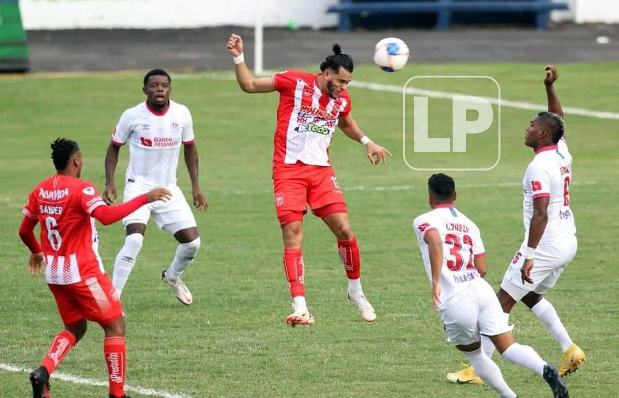 Ángel Tejeda realizando un cabezazo a la portería del Olimpia.