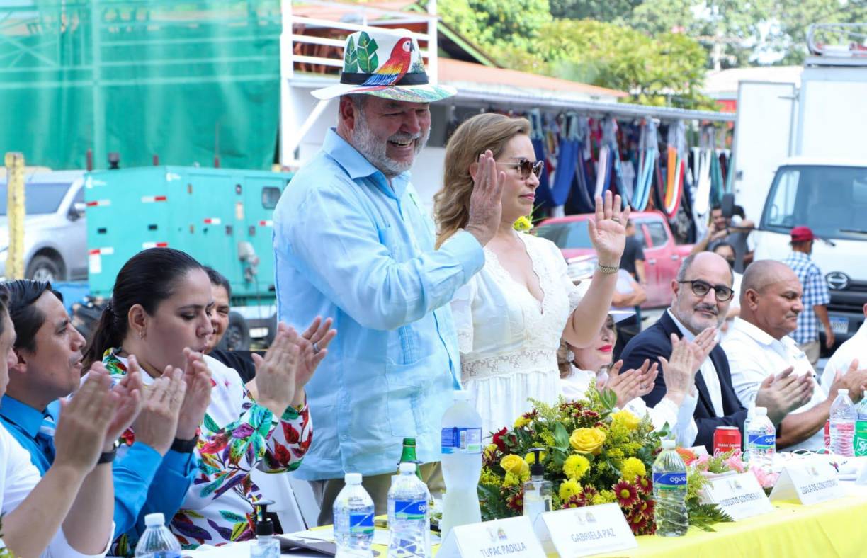 El primer nivel cuenta con 330 locales para artesanía, tortillería, abarrotería, sastrería, hay un área de floristería, entre otros. También cuenta con bodegas, zona de carga y descarga y el área para manejo de desechos sólidos.