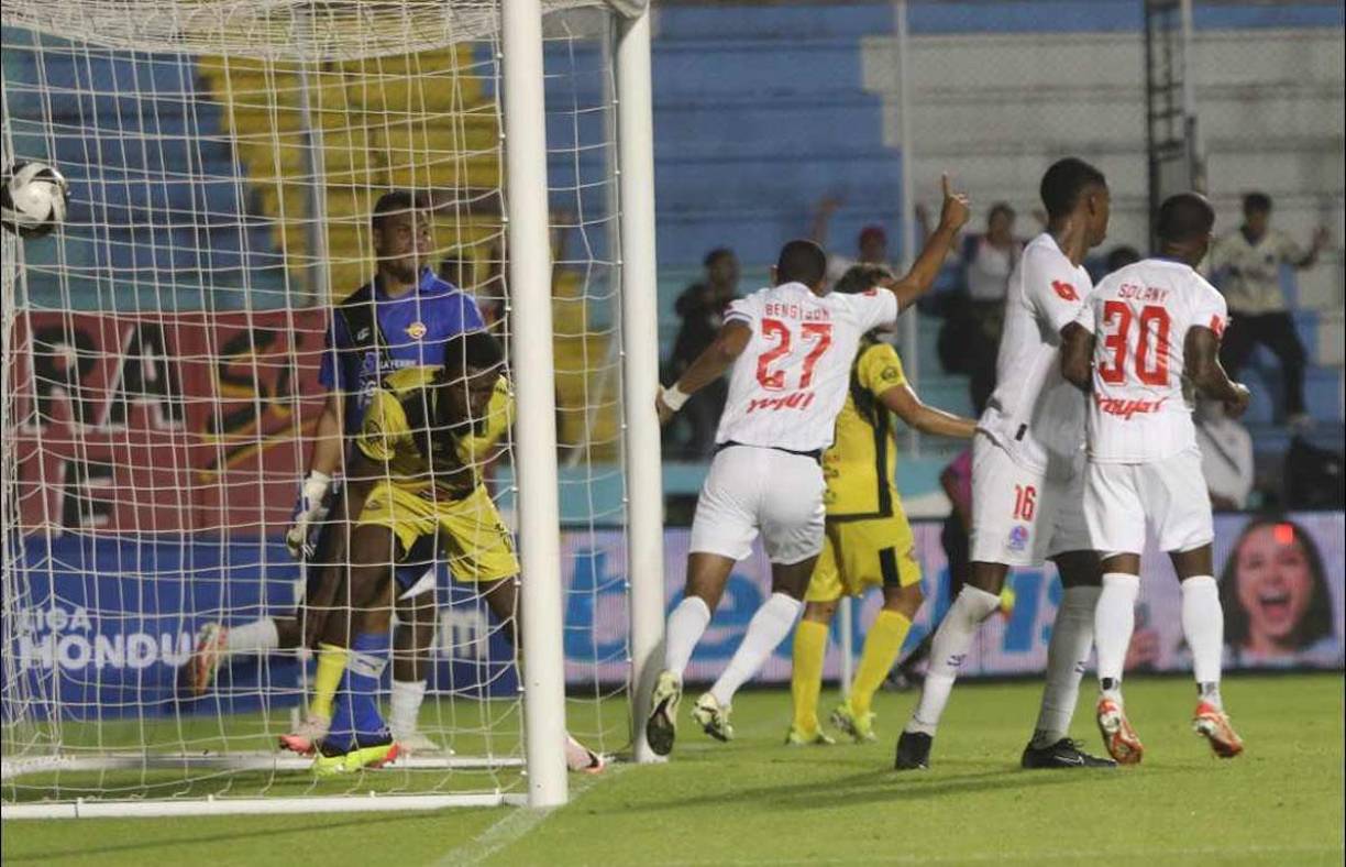 Jerry Bengtson corriendo a celebrar su segundo gol del partido y el 4-0 del Olimpia ante Génesis.