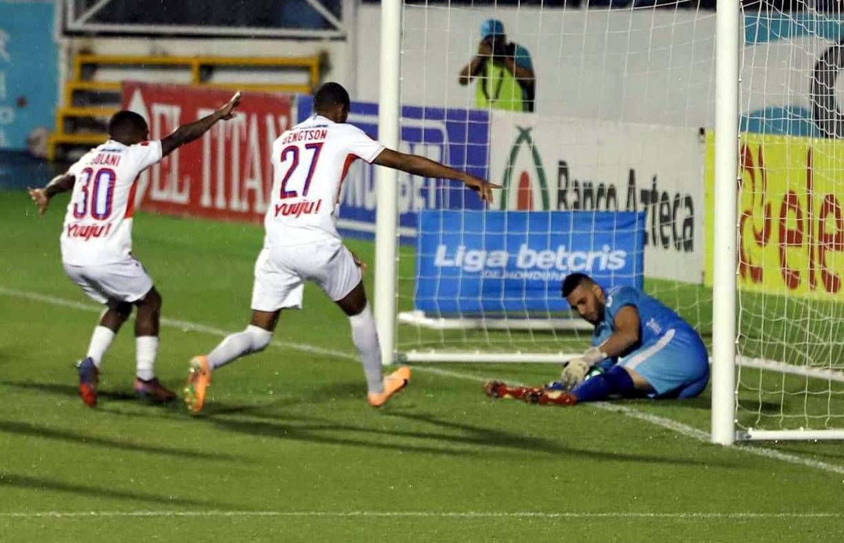 ‘Panchi‘ Reyes evitó el segundo gol de Jerry Bengtson al taparle un cabezazo y quedarse con el balón tras el rebote. Pero hubo polémica.
