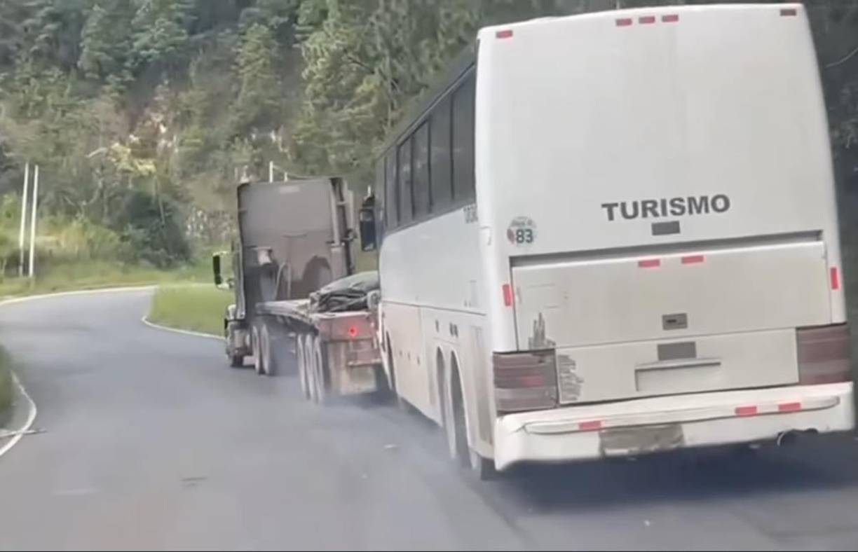Pudo lograrlo y, con ello, evitó lo que pudo haber sido una tragedia en carretera, ya que la unidad de transporte llevaba unos 60 pasajeros en su interior. 