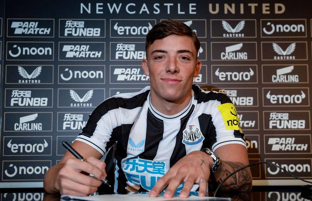 El lateral derecho británico Harrison Ashby ya es nuevo jugador del Newcastle, equipo al que llega procedente del West Ham. “Harrison es un joven jugador con mucho talento y potencial, por lo que estamos encantados de ficharlo”, ha asegurado el técnico Eddie Howe.