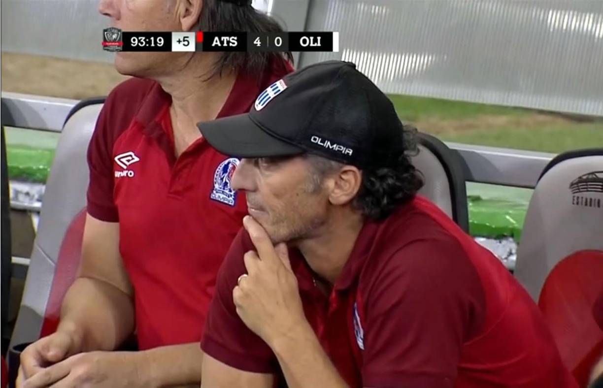 La carita que tenía Pedro Troglio en los últimos minutos del partido en el estadio Jalisco.