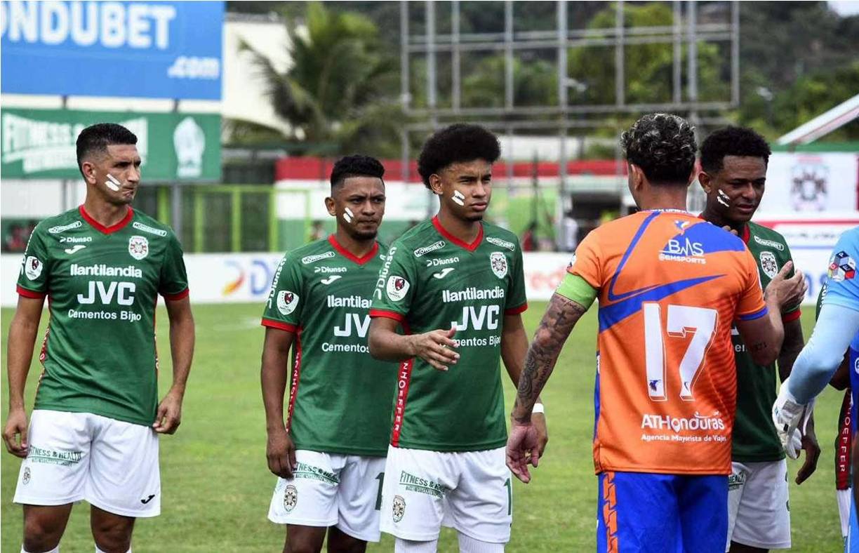 Los jugadores de Marathón y UPN se pitaron una parte del rostro con unas franjas blancas que simbolizan la paz en los estadios de Honduras.