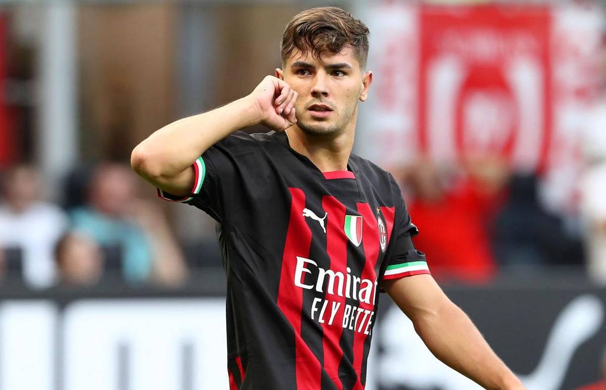 ¡El Real Madrid ya tiene a su sucesor para Marco Asensio! Mientras el balear se acerca a su salida del club, los blancos han estado preparando el terreno para el regreso de Brahim Díaz , quien ha demostrado su valía durante su paso por el AC Milan. Con su doble cesión en Italia, el malagueño ha cumplido el objetivo que le había sido marcado desde el principio por el equipo merengue.