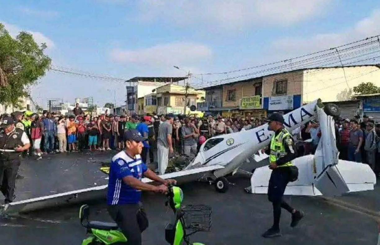 En redes sociales se difundió un video del momento exacto en que la aeronave cayó sobre una concurrida carretera. 