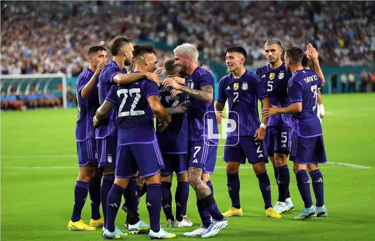 Lautaro Martínez fue felicitado y abrazado por sus compañeros tras el 1-0 de Argentina.