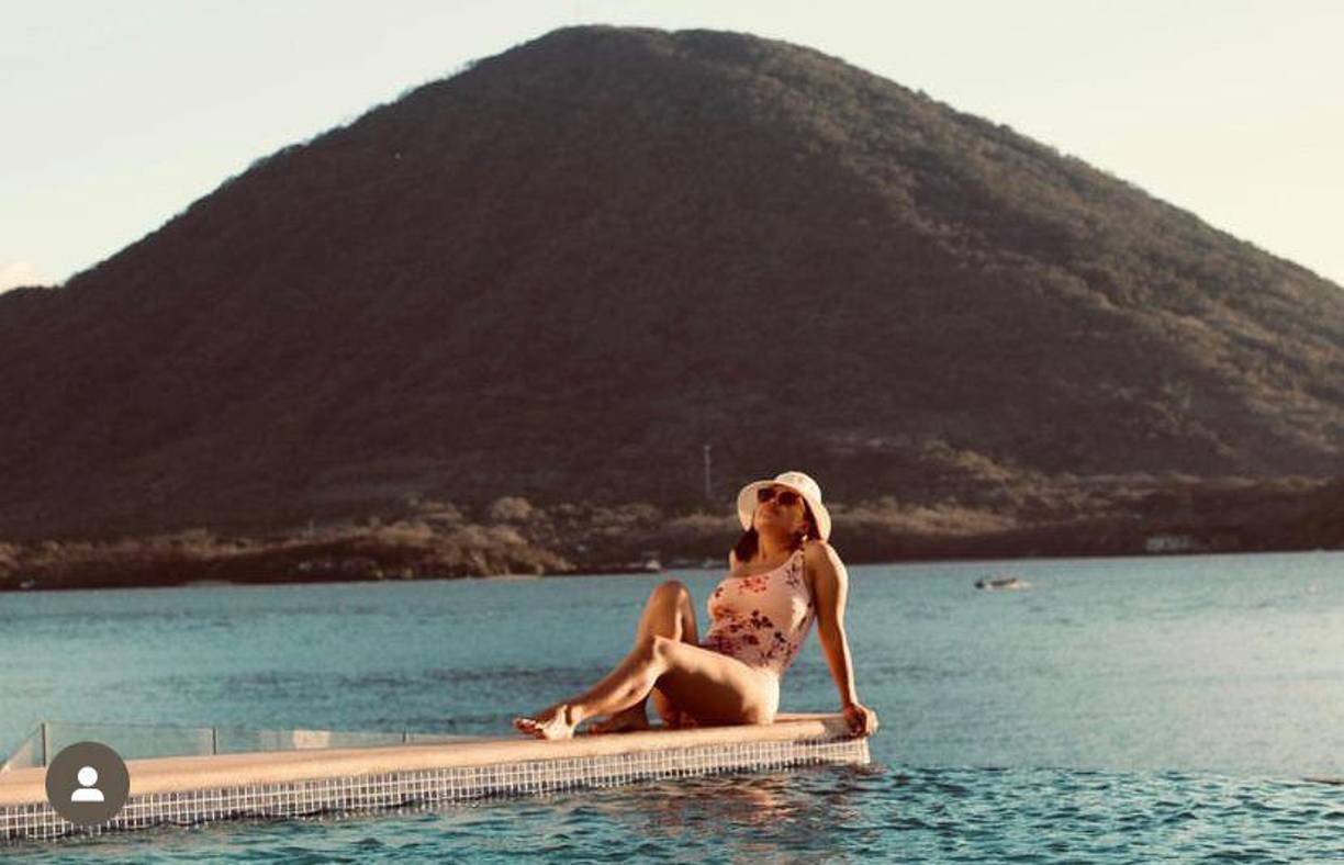 Asimismo una foto en traje de baño, disfrutando de las playas del sur de Honduras.