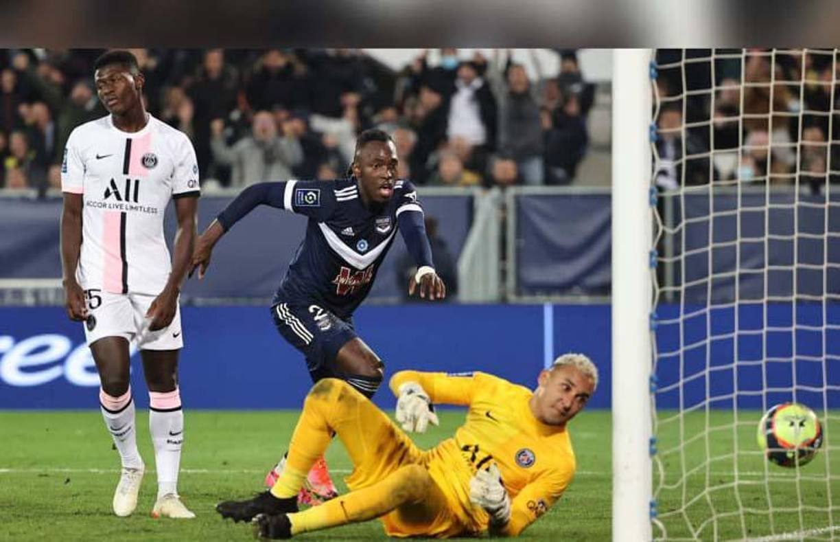 A los 78 minutos, el hondureño Alberth Elis le anotó al París Saint Germain en la derrota de 2-3 que sufrió su equipo el FC Girondins de Burdeos por la jornada 13 de la Ligue 1. El tico Keylor Navas y su decepción era evidente.
