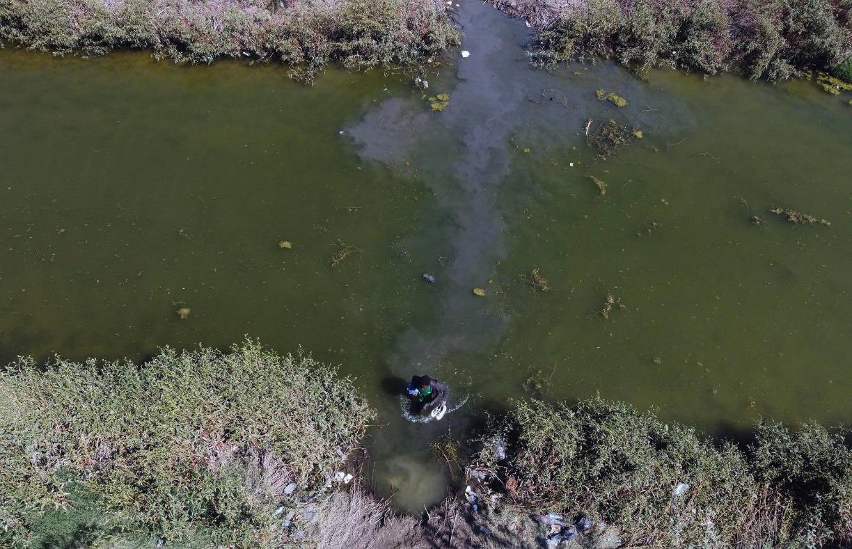 “Yo no puedo regresar a mi país porque yo era militar y soy perseguido político, tengo orden de captura, yo no puedo pisar mi tierra, pues si no estás con el Gobierno estás en contra”, expresó a EFE José Rendón, quien hace mes y medio salió de Perú y ahora espera en Ciudad Juárez, en el límite de México con Texas.