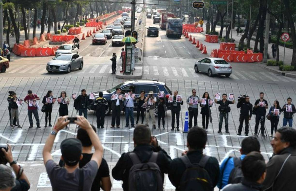 'Cada periodista asesinado es una voz que se silencia y nos daña a todos', afirmaron. A final de la tarde se realizará un homenaje a Valdez frente a la sede de la Secretaría de Gobernación. AFP