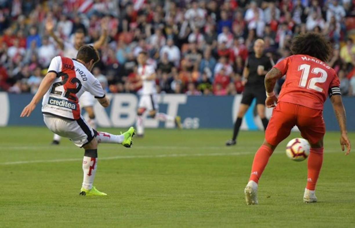 Con esta derrota -primera contra el Rayo Vallecano desde 1997- el Real Madrid se despide prácticamente de sus aspiraciones de arrebatarle al Atlético de Madrid el subcampeonato en la Liga.