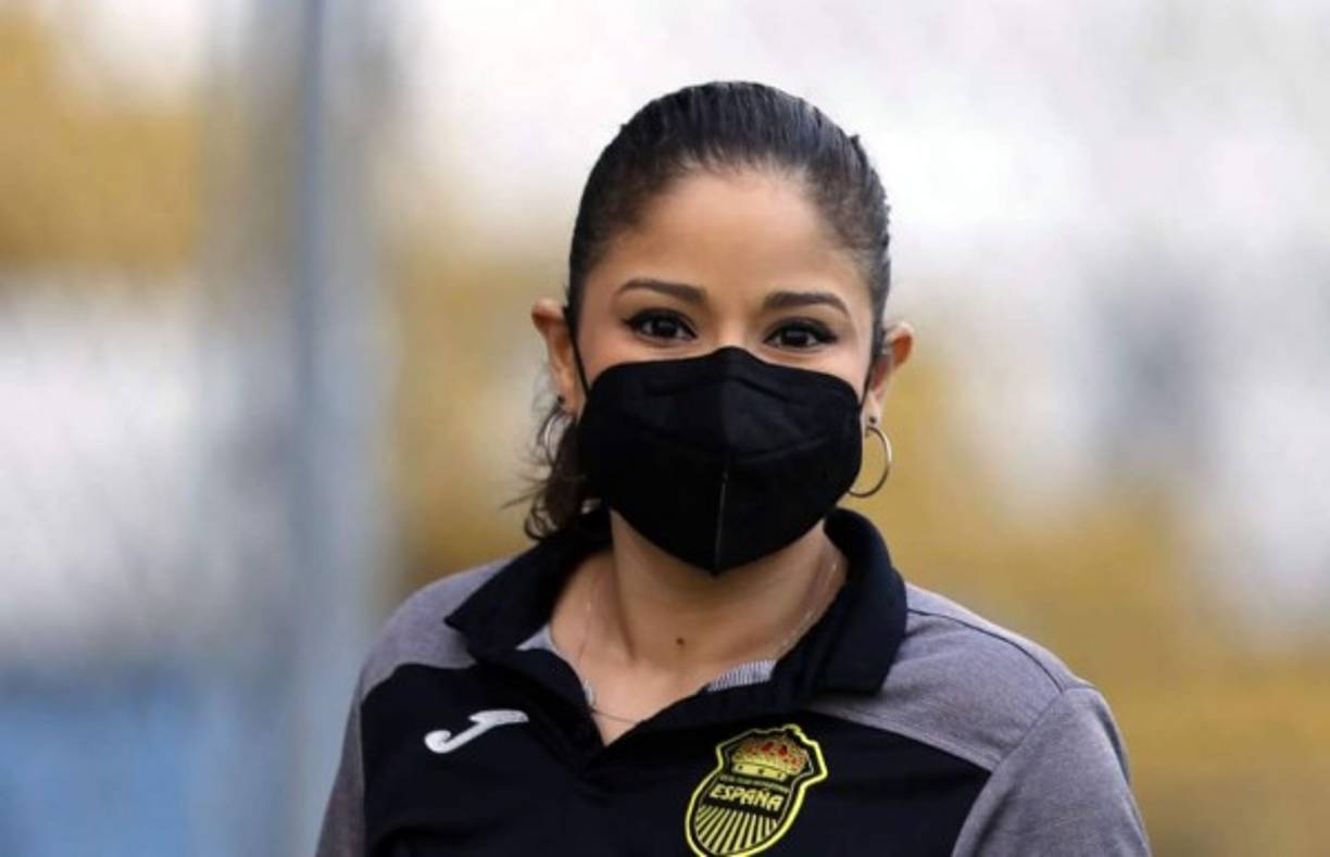 Waldina Mejía, entrenadora del equipo femenino del Real España, también ayuda en el staff del equipo aurinegro.