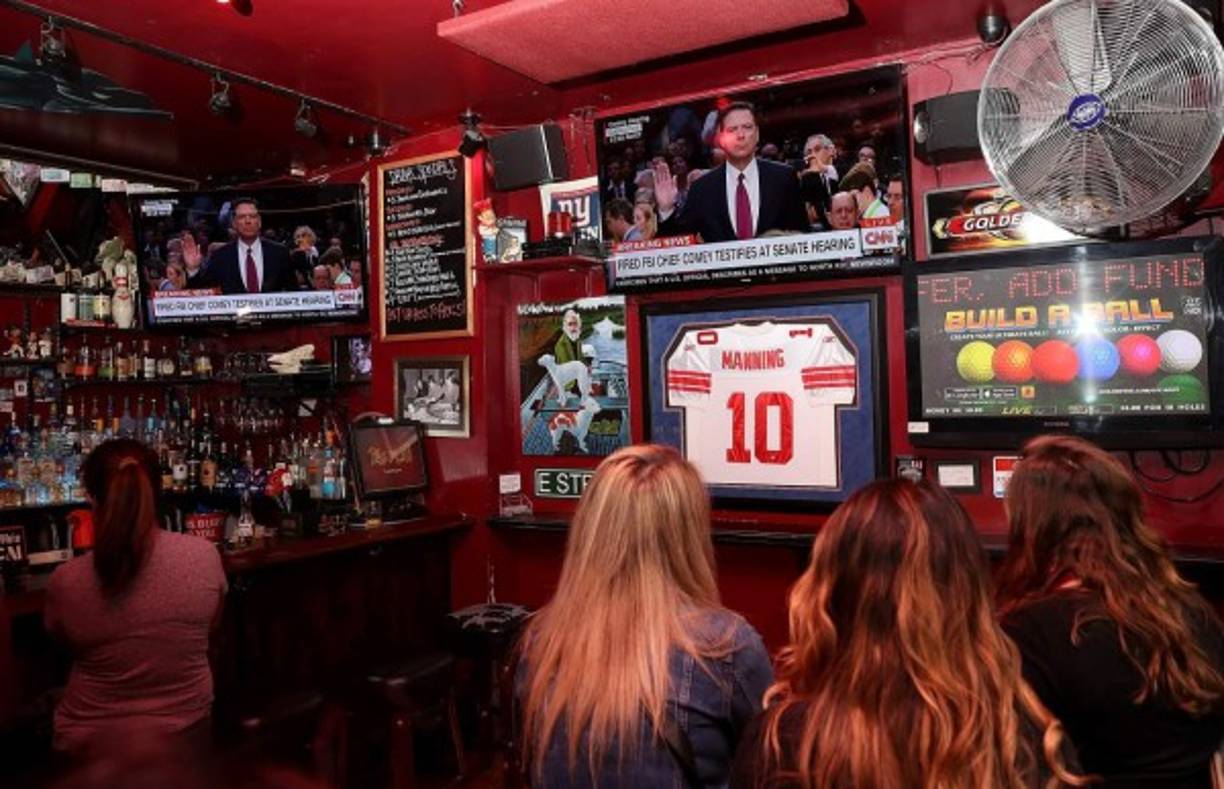 Decenas de personas observan la audiencia de Comey en el Bar Ace de San Francisco, California.