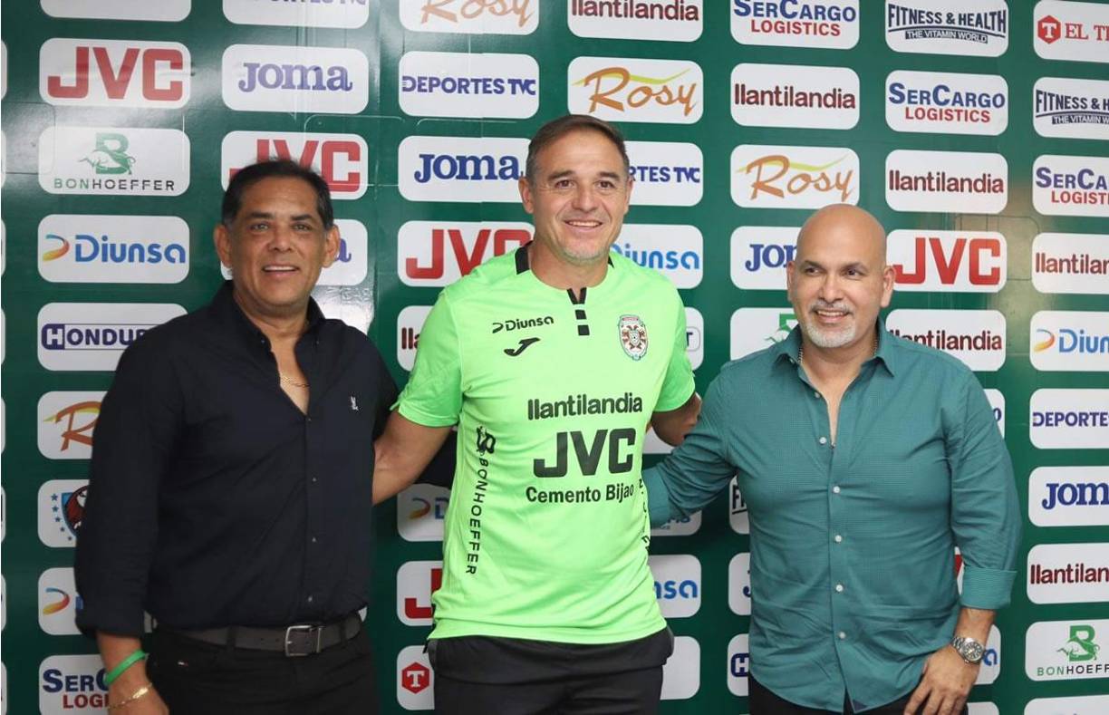 Hernán ’La Tota’ Medina fue presentado como nuevo entrenador del Marathón por Orinson Amaya y Rolin Peña.