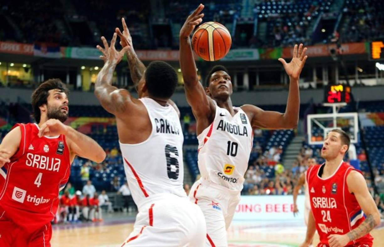BASQUETBOL. Poderosos al ataque. Carlos Morais y Silvio Sousa, jugadores de Angola, miden sus fuerzas con Milos Teodosic y Stefan Jovic, de Serbia, por el partido de baloncesto del Preolímpico en la Arena de Belgrado. Foto: AFP/Pedja Milosavljevic