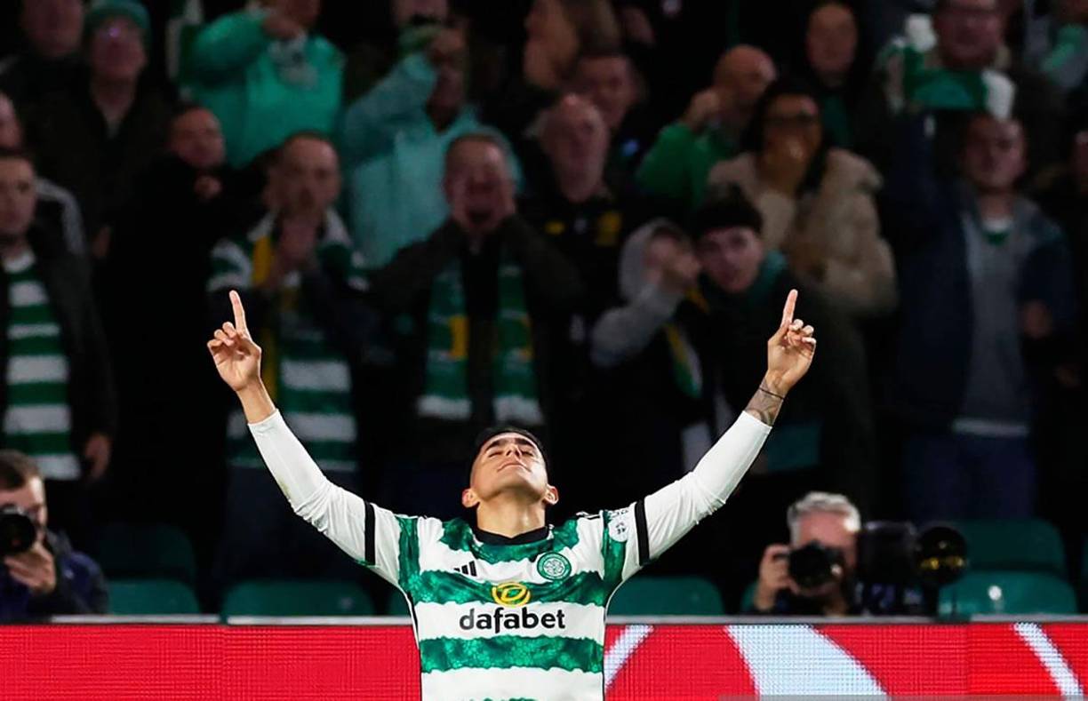 El futbolista catracho se hincó para celebrar su golazo ante la Lazio.