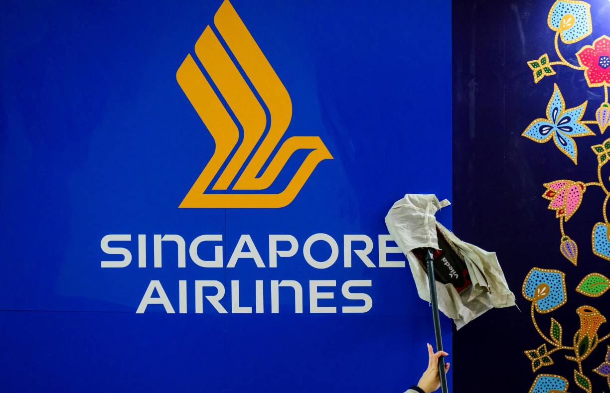 Singapore Airlines ha sido reconocida en varias ocasiones como una de la mejores aerolíneas y su último accidente grave data del año 2000, cuando un aparato de la compañía chocó durante su maniobra de despegue en la pista equivocada con un equipo de construcción en el aeropuerto de Taiwan provocando la muerte de 83 pasajeros.