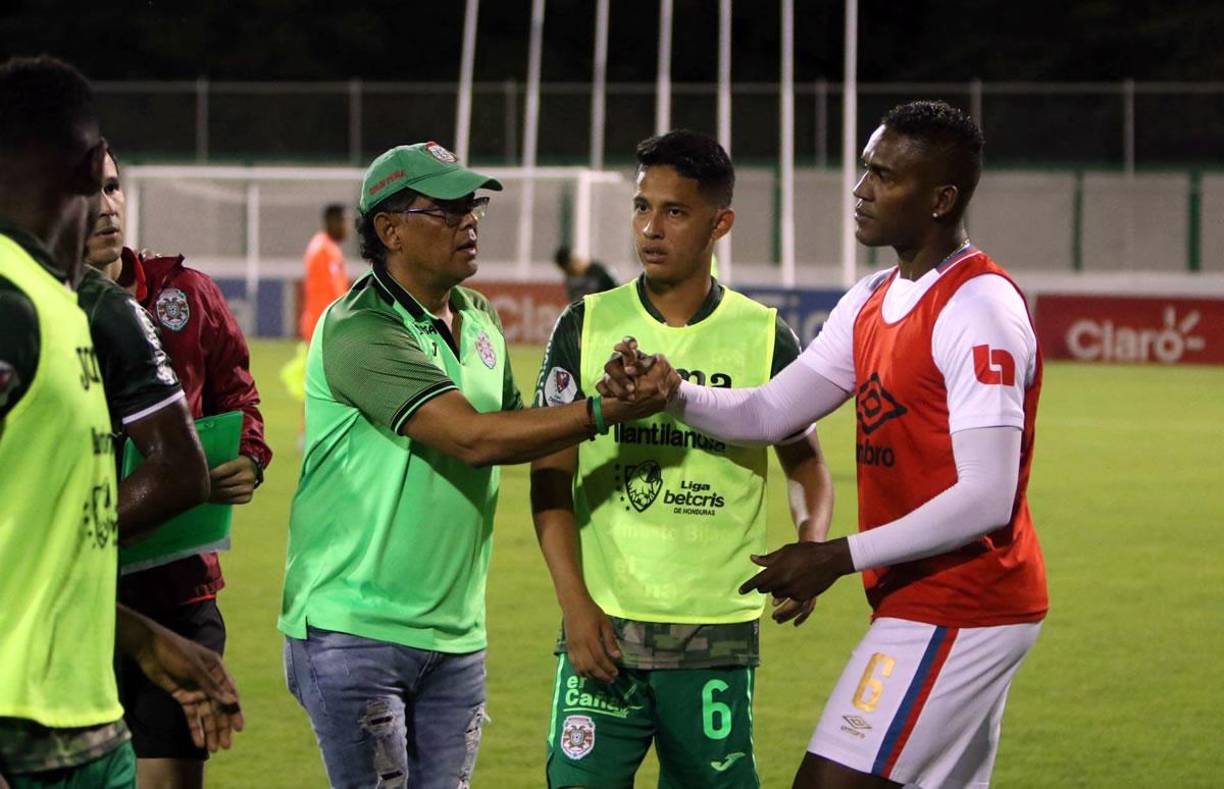 Brayan Beckeles y Rolin Peña se estrechan la mano luego de que se calmara la situación al final del partido.