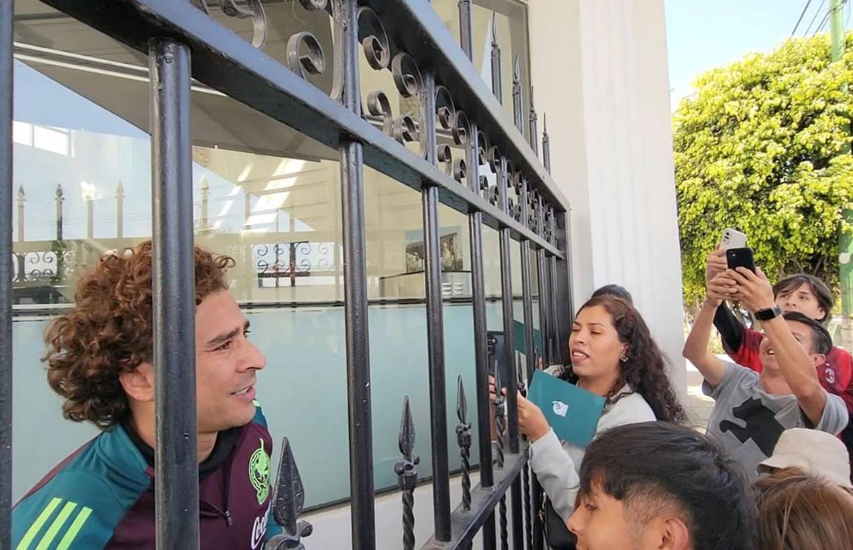 El portero mexicano Guillermo ‘Memo‘ Ochoa también salió a compartir con aficionados.