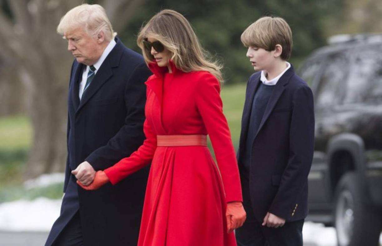 Melania rompió con la tradición de utilizar algo verde durante el día de San Patricio y optó por un abrigo rojo escarlata, con el que se llevó muchos halagos de los críticos de moda.