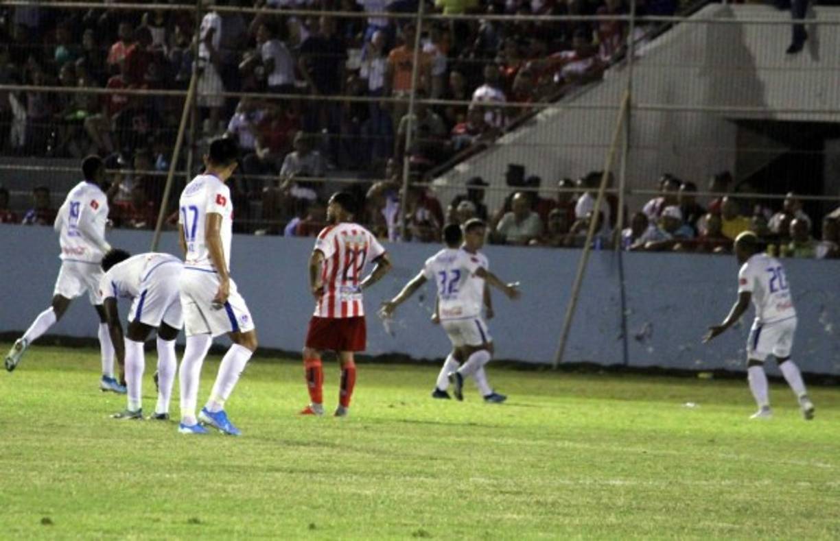 El Olimpia empató el partido con un gol de José Mario Pinto, que celebró con sus compañeros.