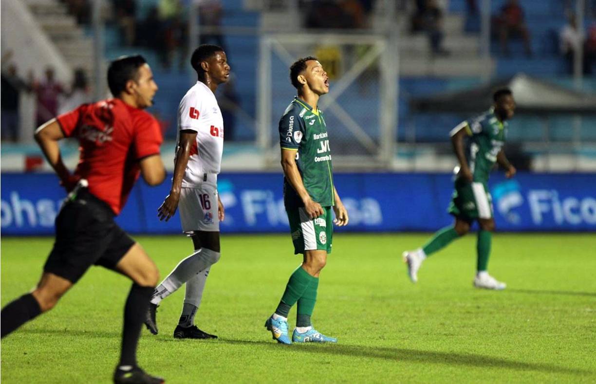 Así se lamentó Damin Ramírez tras fallar el penal que pudo significar el 0-2 para el Marathón. Edrick Menjívar le paró el lanzamiento.