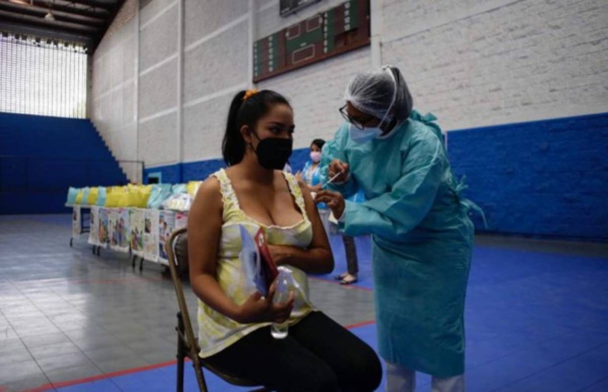 Las mujeres embarazadas recibirán la vacuna de Pfizer, según informó Salud.