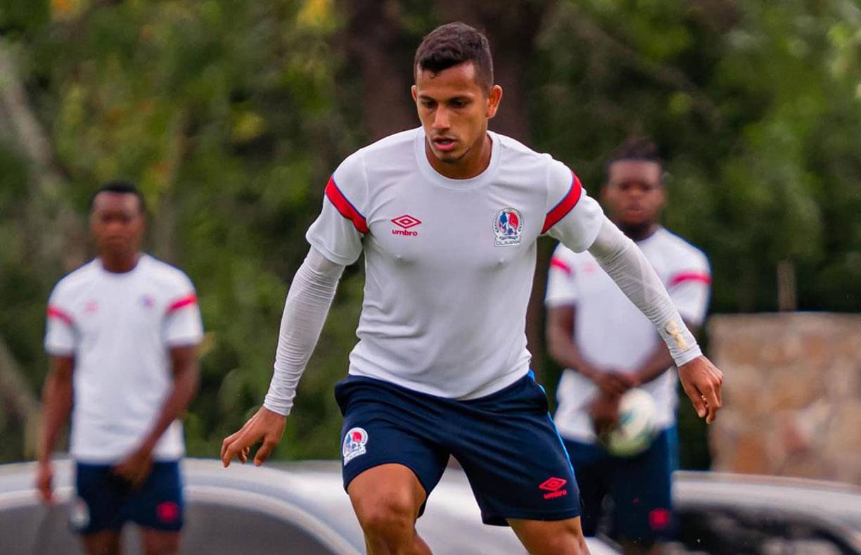 Edwin Rodríguez: Volante por el sector derecho.