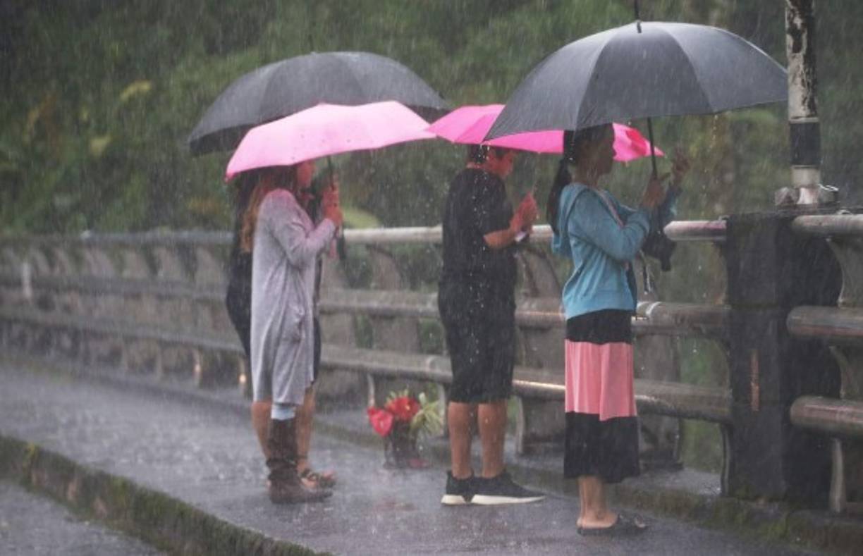 Más de 60 centímetros de agua habían caído en algunas zonas de la isla principal.