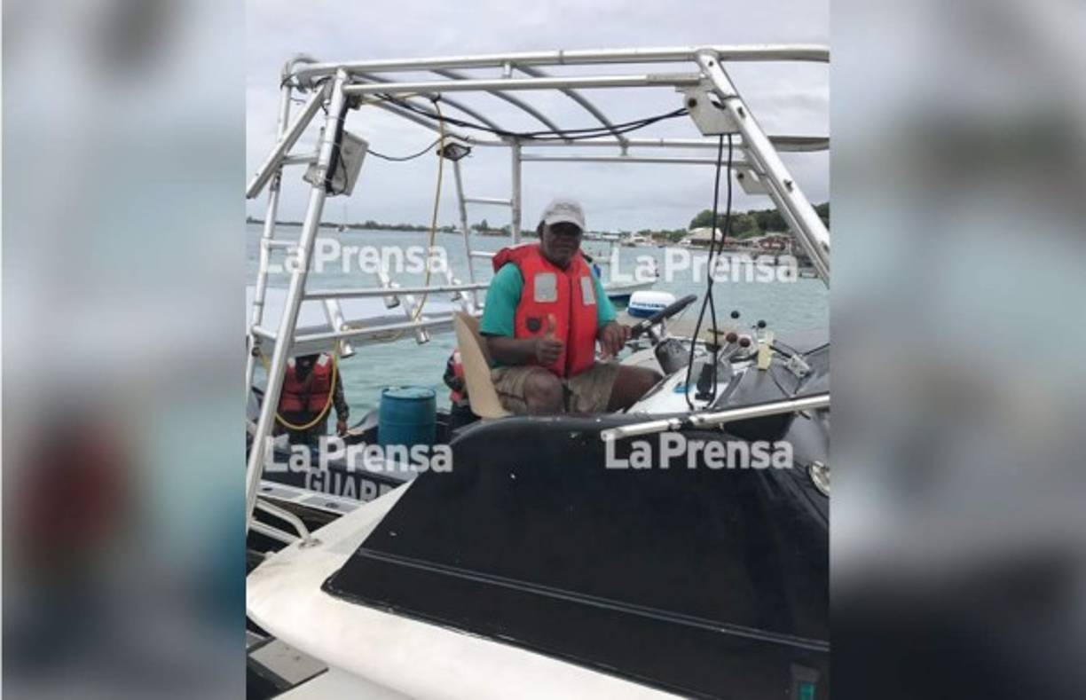 La alegría de uno de los tripulantes hondureños cuando era rescatado.