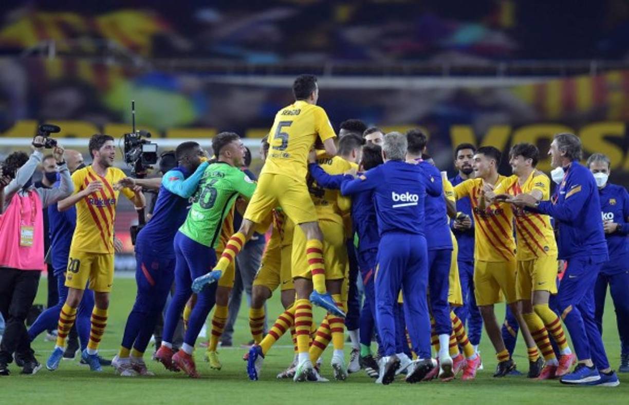 Todos los integrantes del Barcelona festejaron en el centro del campo.