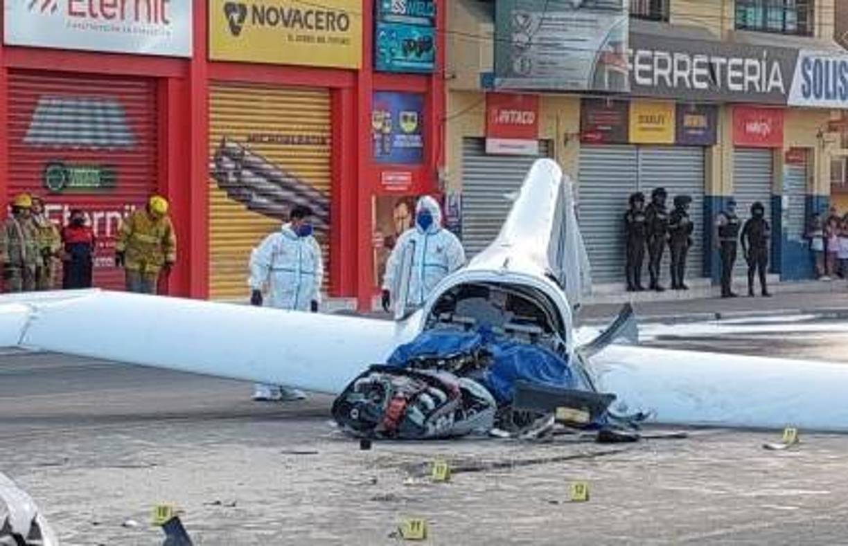 Dos pilotos de la Fuerza Aérea (FAE) murieron al estrellarse la avioneta de instrucción en la que viajaban. 