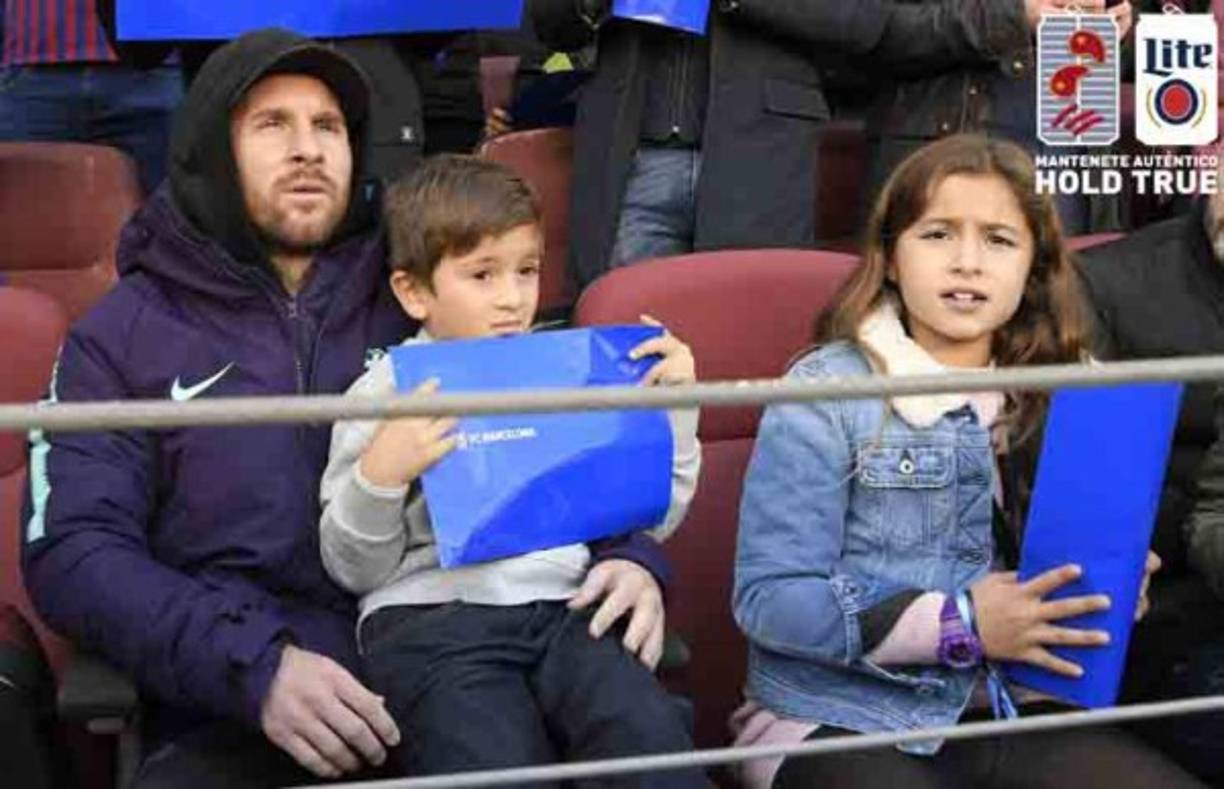 El crack argentino Lionel Messi no se quiso perder el partido y llegó al Camp No junto a su uno de sus hijos. Además vio el encuentro en un sector del palco con la hija de Luis Suárez.