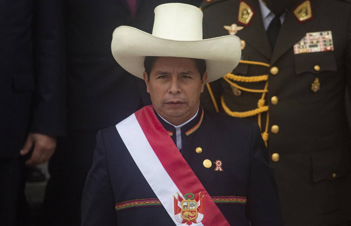 Las hiperpolarizadas elecciones de 2021, que se saldaron con la victoria, por la mínima, del maestro de escuela rural, auguraban pocas salidas a la gravísima crisis social, política y moral que Perú arrastra desde hace al menos seis años. Estas sospechas se consumaron ayer con el suicidio político de Castillo quien, fiel a la tradición política de su país, acabó su mandato salpicado por procesos judiciales, como todos sus recientes antecesores, a excepción de Francisco Sagasti (2020-2021). 