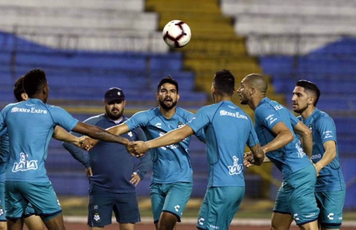 Parte del entrenamiento del Santos Laguna en la cancha donde se jugará el partido contra el Marathón.