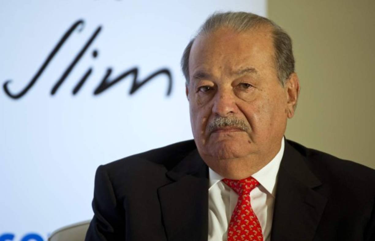 El mexicano Carlos Slim es el hombre más rico de América Latina, quinto en la clasificación global -sube dos puestos respecto a 2018-, con una fortuna valorada en 64,000 millones de dólares, gracias a sus inversiones en telecomunicaciones, construcción, bienes de consumo, empresas inmobiliarias e incluso periodísticas, ya que posee un 17 % del rotativo New York Times.