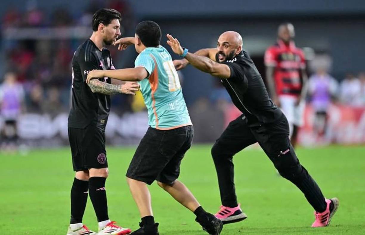 El aficionado se puso de pie rápido para abrazar a Leo Messi, mientras Yassine Cheuko también intentaba levantarse.