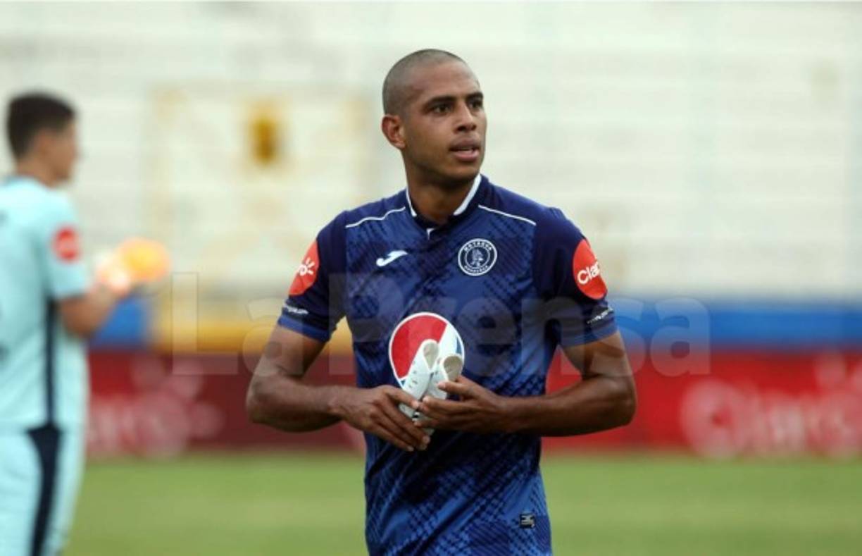 Eddie Hernández ni reclamó tras ser expulsado y así abandonó la cancha.