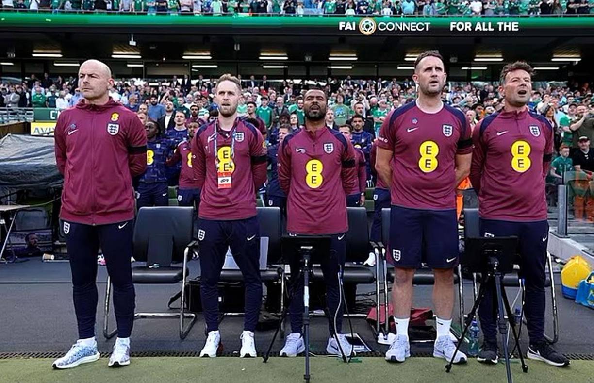 El estreno de la selección inglesa en Dublín estuvo rodeado de una enorme polémica por lo que hizo Lee Carsley con el himno, el ‘God Save the King’ en los prolegómenos del partido.