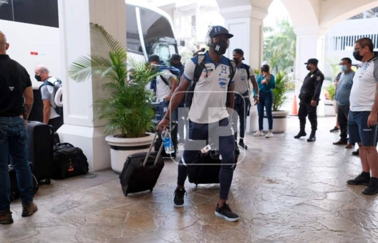 El capitán hondureño Maynor Figueroa llegó con sus audífonos escuchando música.