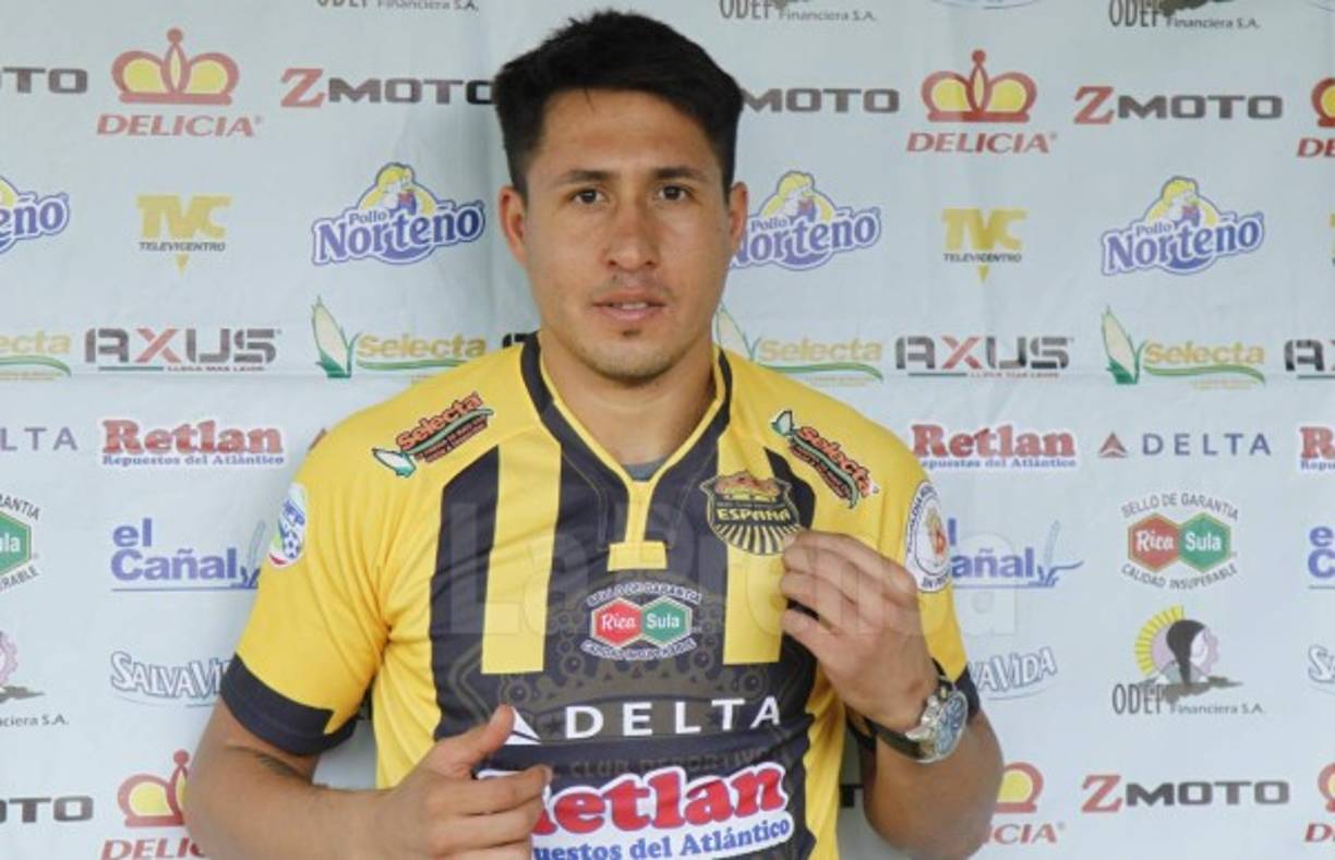 El Real España presentó al delantero argentino Domingo Zalazar como su nuevo fichaje, ha firmado por dos años con los aurinegros. 'El compromiso es el doble por cariño que me dan', dijo.