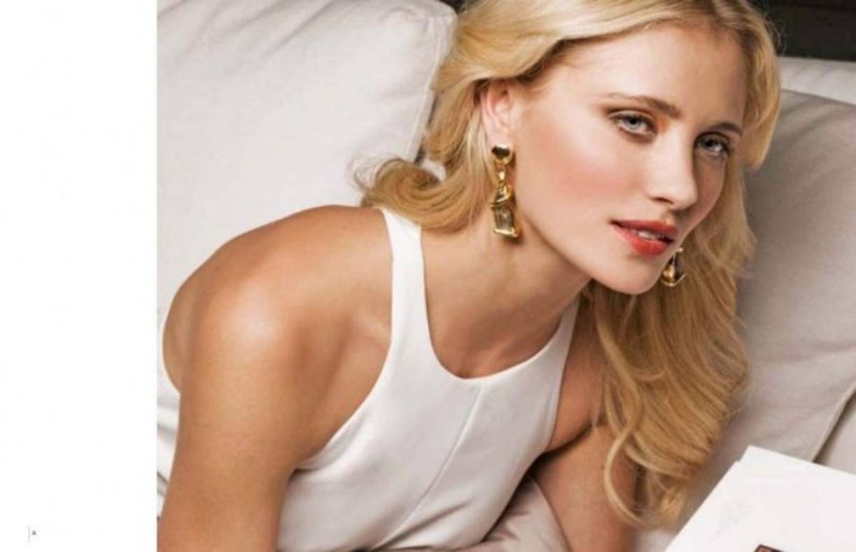 El mes pasado dio a luz a su primer hijo y ahora... la supermodelo de Victoria's Secret, Yfke Sturm, está en coma tras un accidente cuando practicaba surf.<br/>