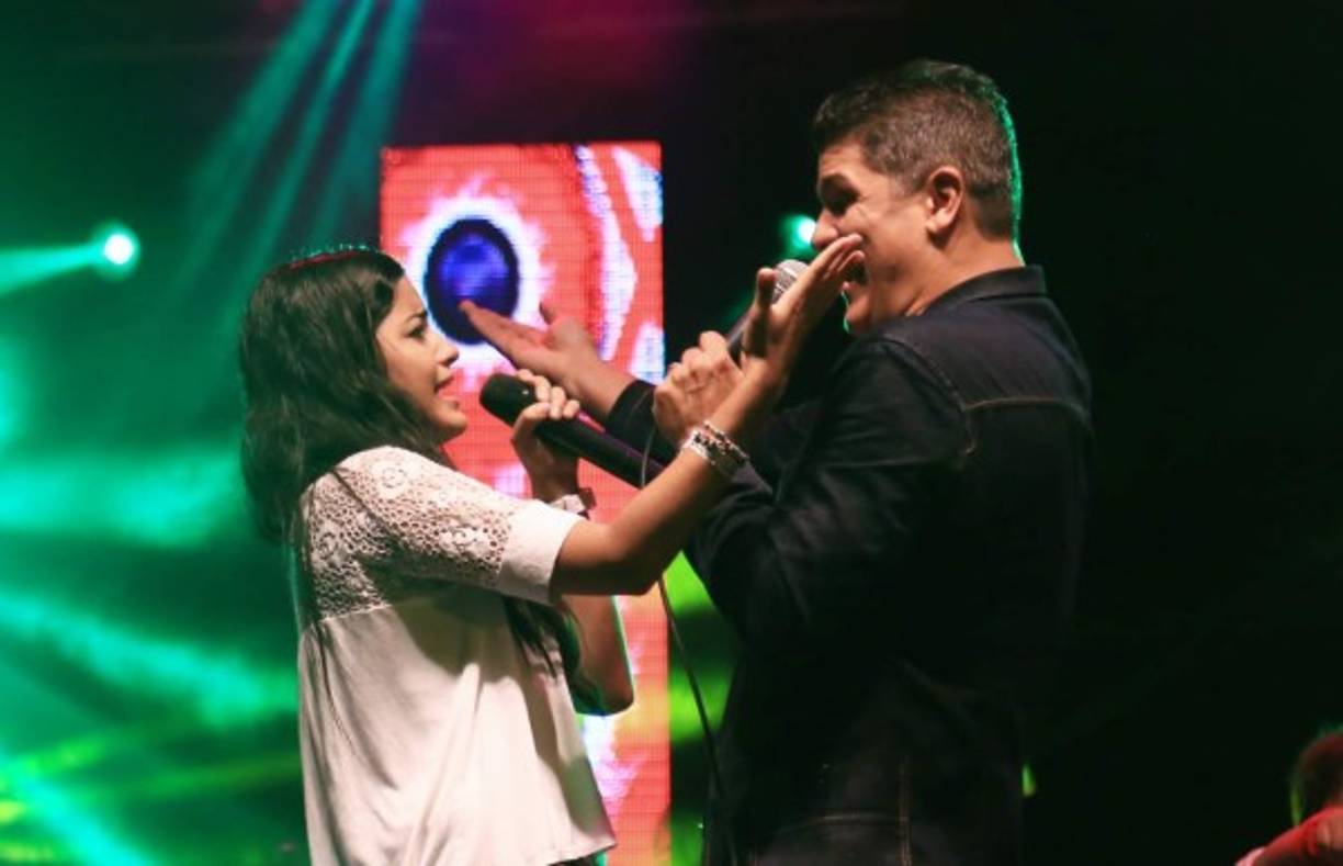 El cantante Eddy Herrera cantó con esta sampedrana y deleitó a los asistentes.