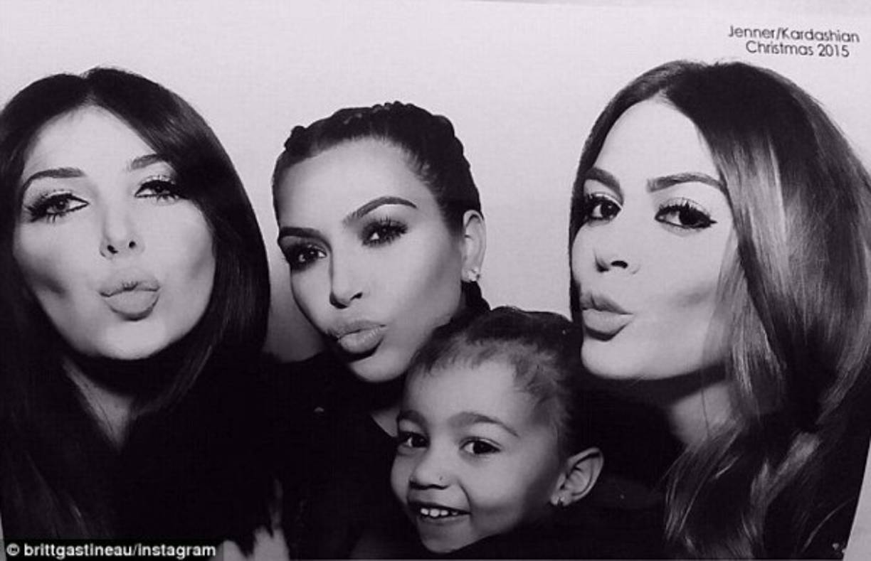 Kim posa con North y Brittny Gastineau.<br/>