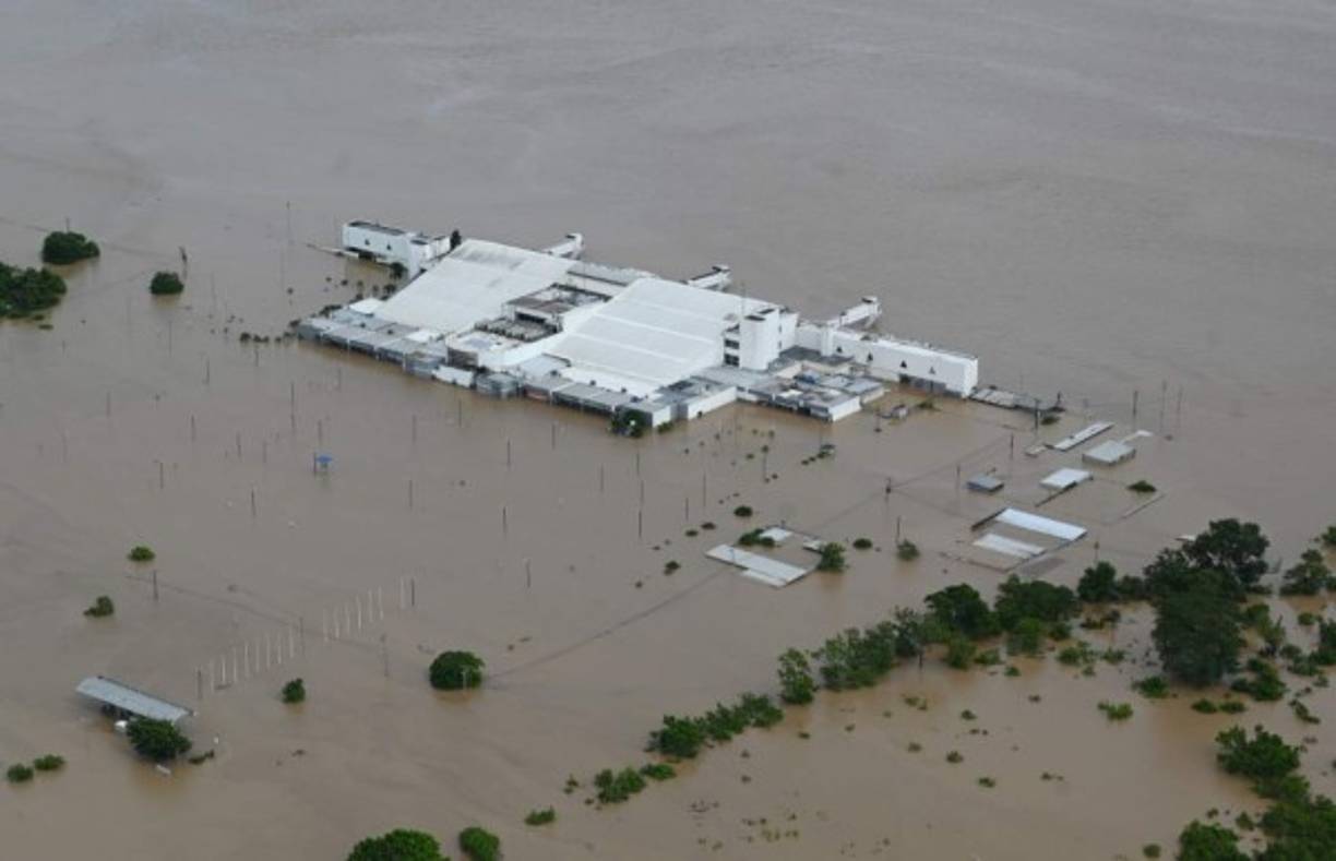 Imágenes muestran el Aeropuerto Ramón Villeda Morales de Lima totalmente bajo el agua. Anteriormente se inundó tras el huracán Eta y ahora por la tormenta Iota.