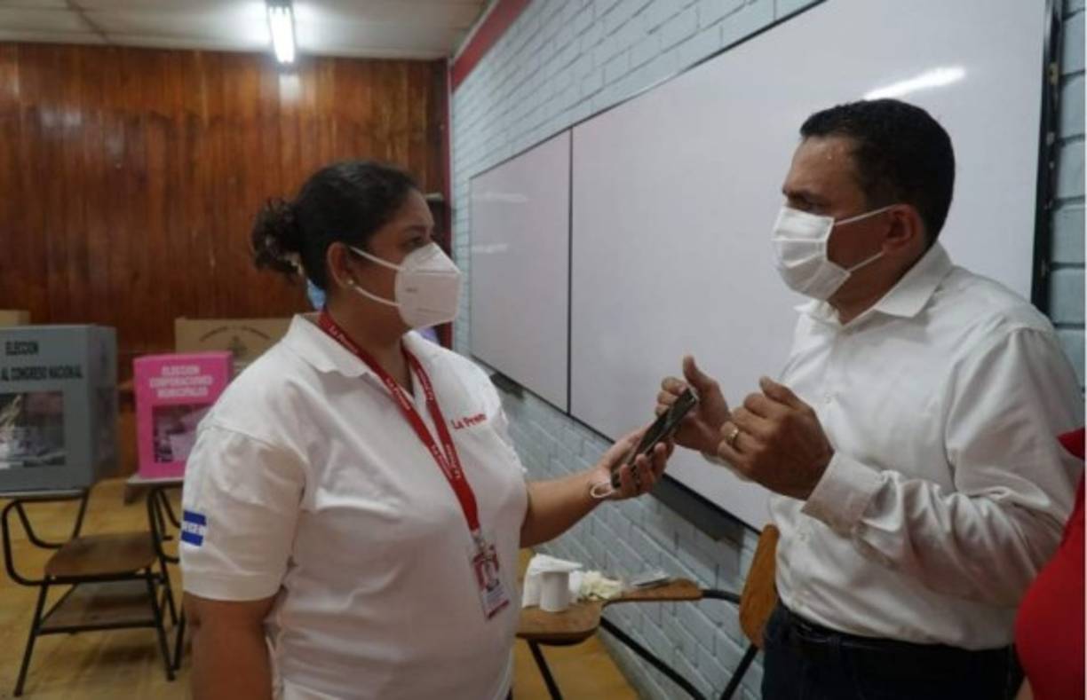 La periodista Norma Pineda también se lució con su cobertura para el impreso, digital y televisión desde varios centros de votación de San Pedro Sula y entrevistó a Toñito Rivera, precandidato a la alcaldía sampedrana por el movimiento La esperanza de Honduras.