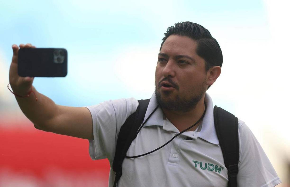 La prensa mexicana ya llegó a ‘espiar‘ en el estadio Nacional Chelato Uclés, sede del partido Hondursa-México. El periodista mexicano Julio Ibáñez, de TUDN, estuvo observando el clásico Olimpia-Marathón.